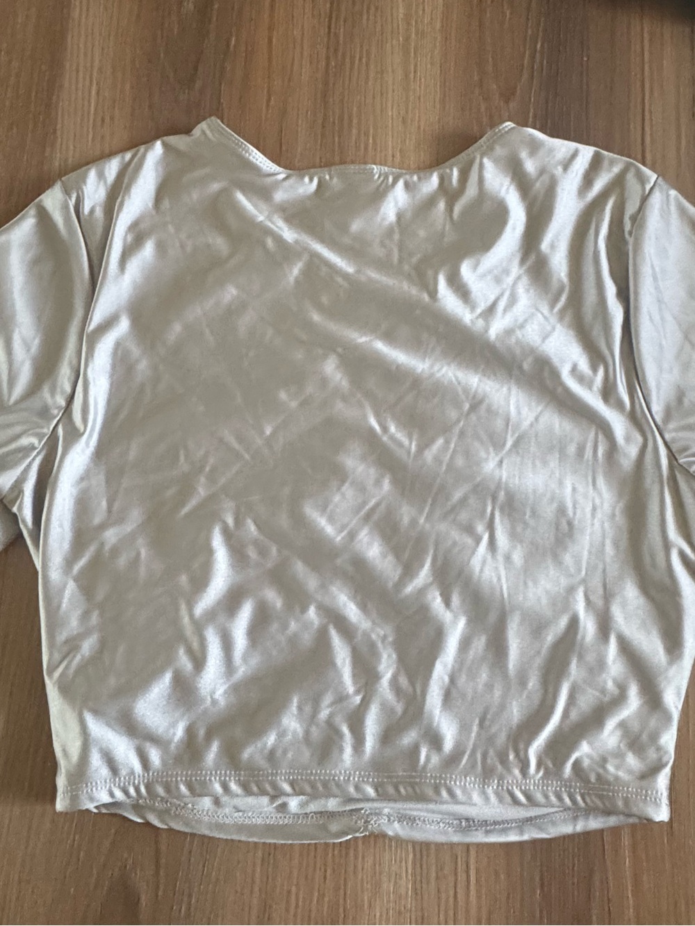 Good American Ruched Cropped Tee in Silver - Picture 4 of 4